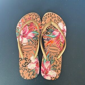 Havaianas Flip Flops - Women’s Size 7/8 - Good Condition